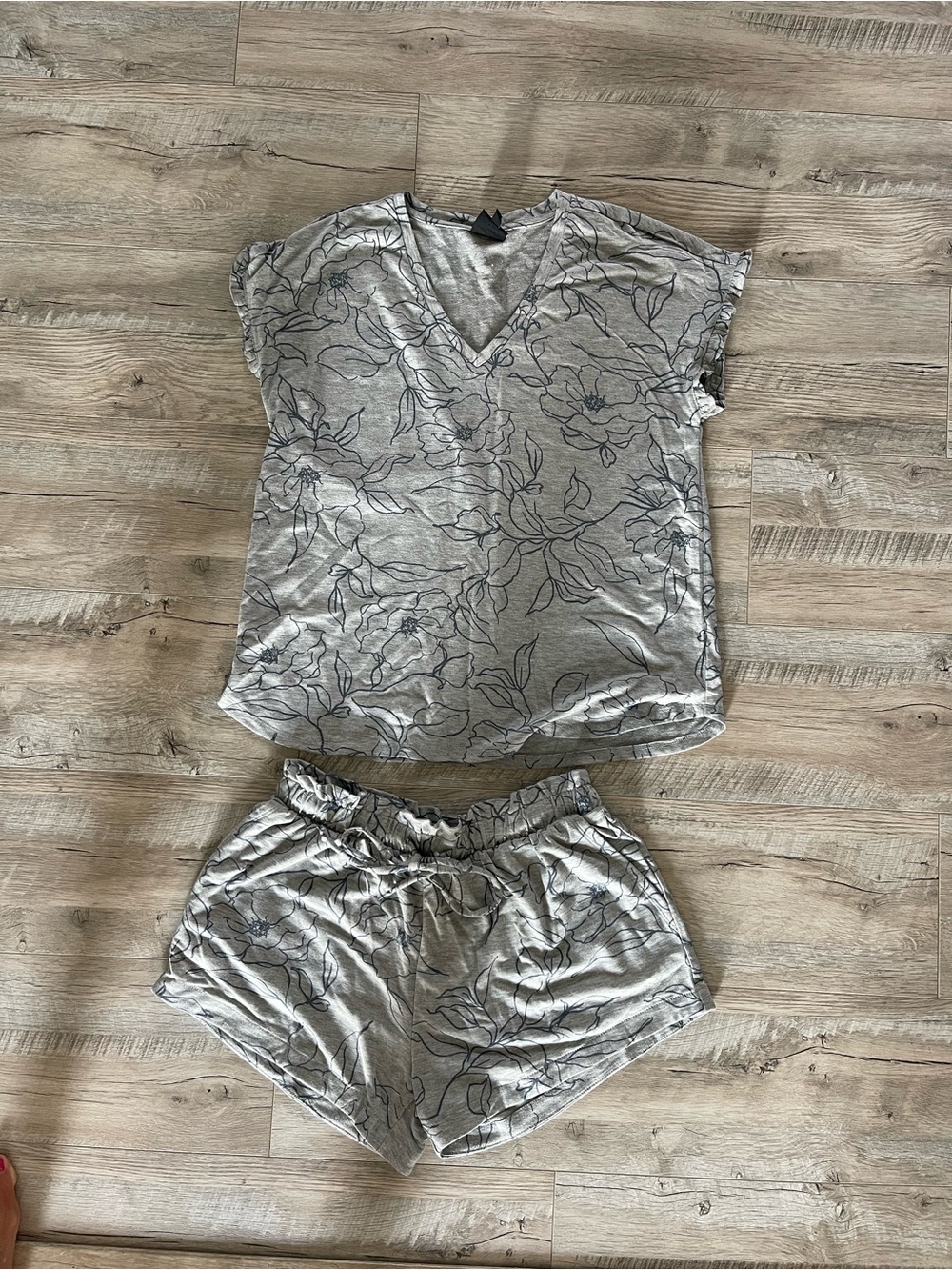bobeau Gray Floral V-Neck Short Pajama Set